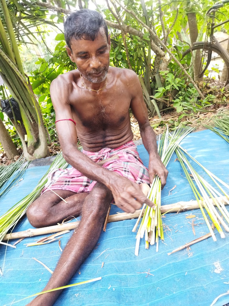 Harvesting the Weft: Processing Madurkati Grass