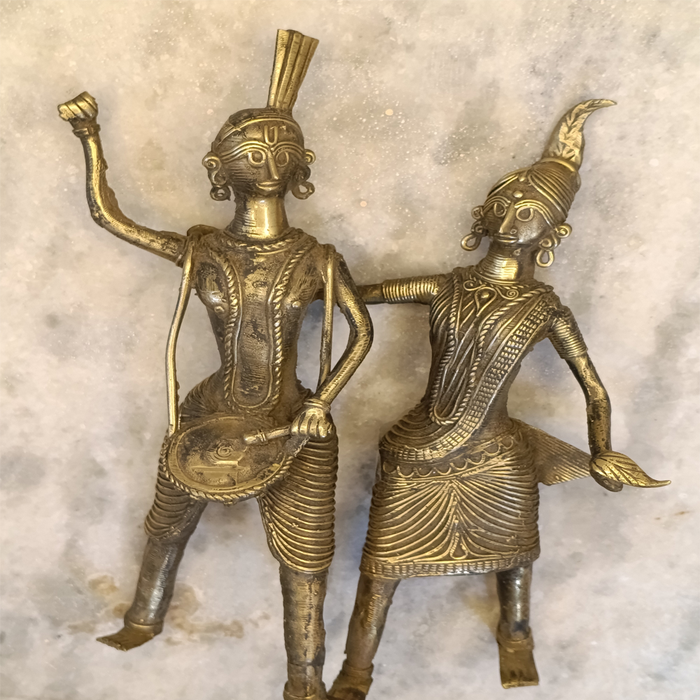 🥁 Tribal Harmony: Dhokra Man and Woman Dancing Figurine - View 3