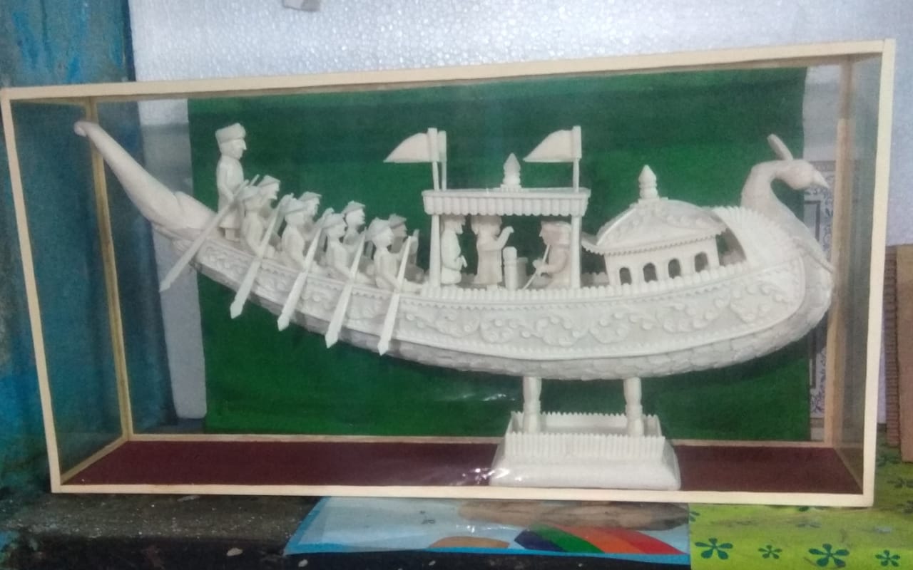 Exquisite 20" Sholapith Mayurpankhi Boat – Large Hand-Carved Peacock Royal Barge – (20" x 10.5" x 4")